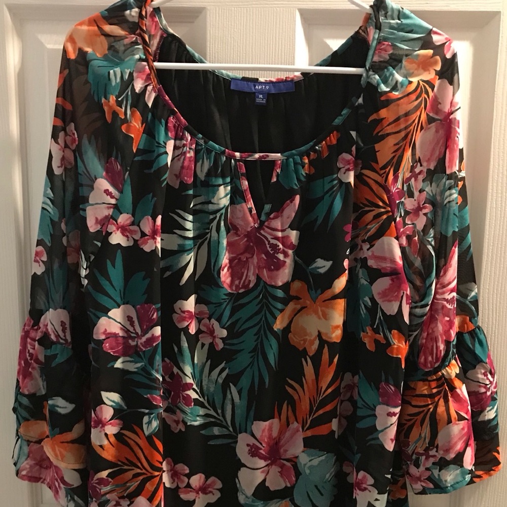 Apt. 9 ladies XL floral blouse w/ flutter sleeves